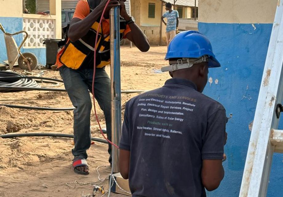 Water voor ziekenhuis in Njau