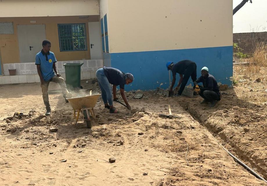 Water voor ziekenhuis in Njau